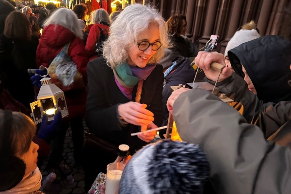 Regine Kokontis und Kinder_Friedenslicht-2025_Foto Susanne Salvi
