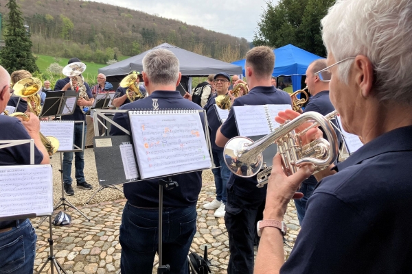Die Ziefner Musikgesellschaft vor der Kirche St