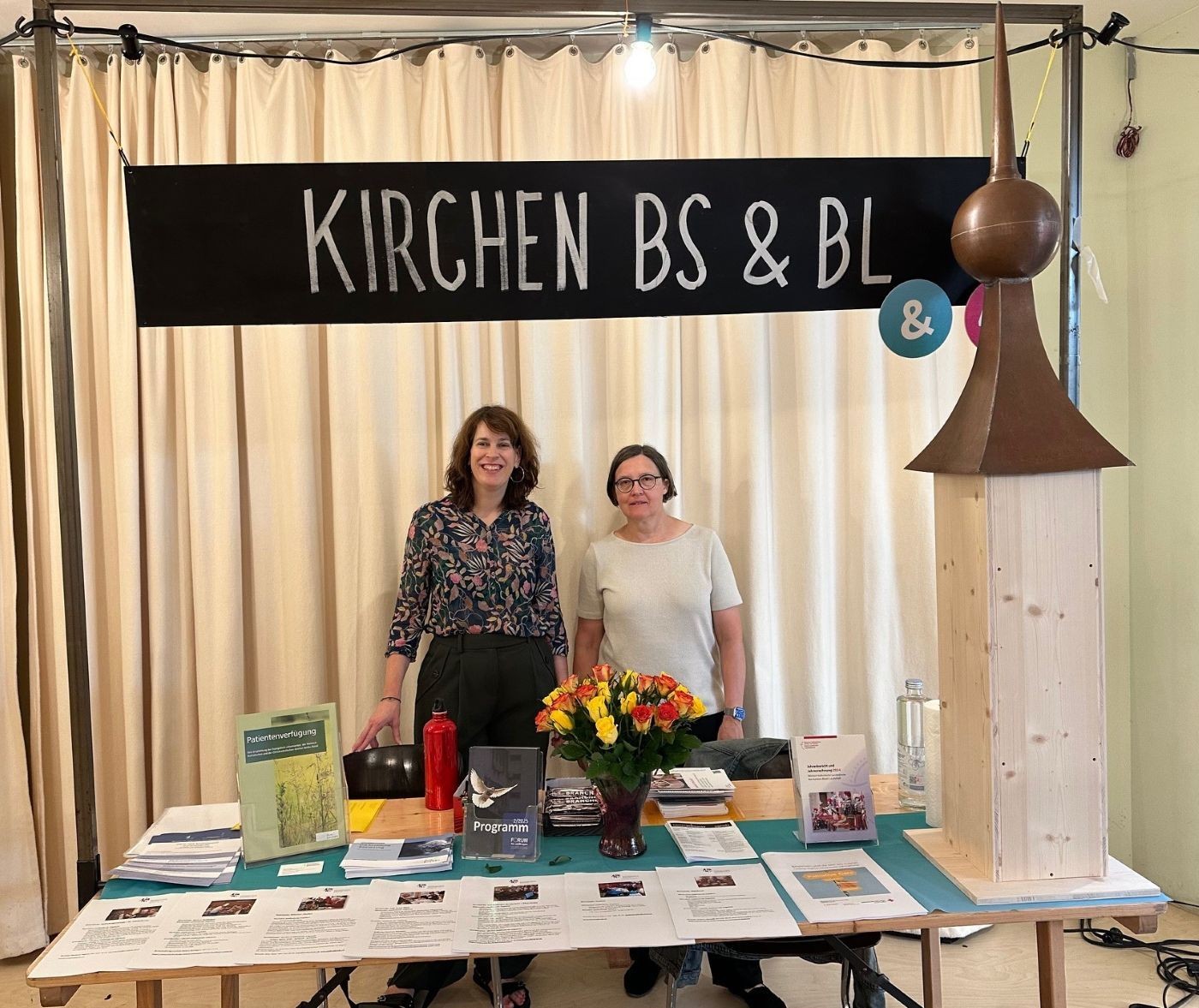 2025_Martkplatz 55+_Madeleine Schütz und Kollegin