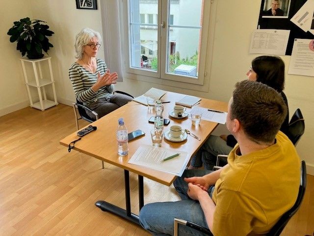 Regine Kokontis wird von Onlinereports interviewt