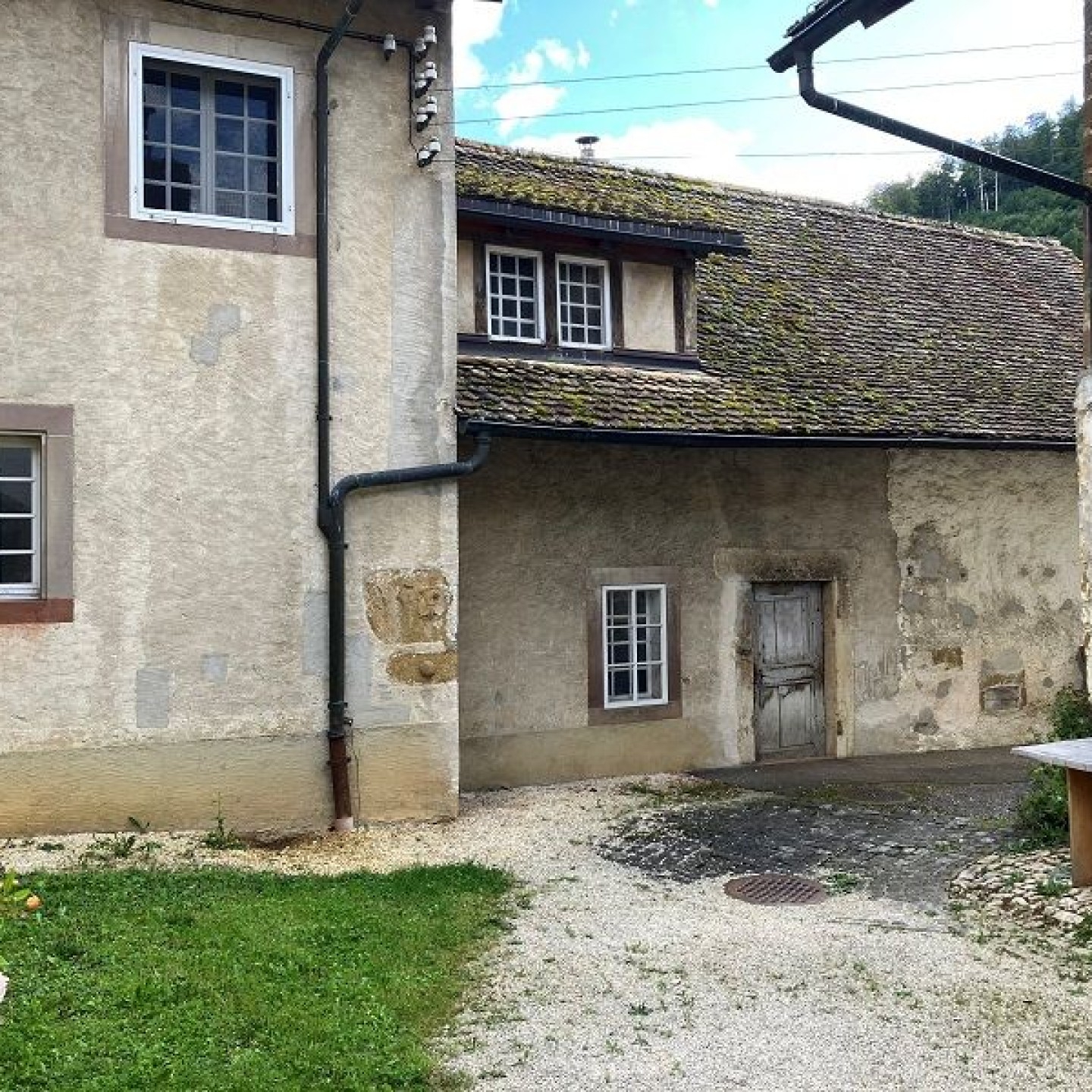 03_Klosterhof_Blick in Richtung ehemalige Kapelle und Mönchszellen_web