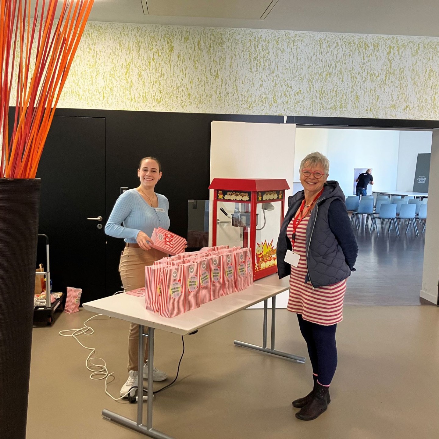 Ramona Marschall_und_Katharina Gisin_am Popcorn-Stand