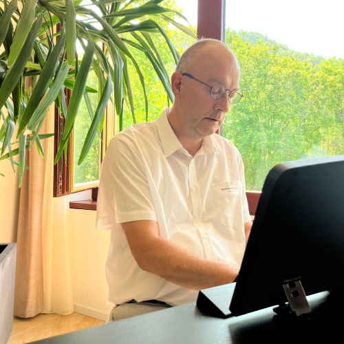 Matthias Plattner spielt ein Kirchenlied