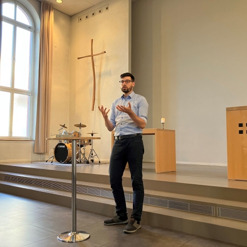 Matthias Gertsch_Pfarrer-Birsfelden-Neubad_EMK-Basel-Ost_erklärt-das-Predigen