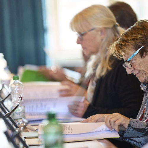 Unterlagen studieren_Verena Wunderlin_20251118RS_124501