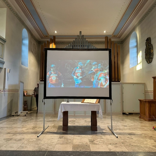 Kirche Buus bereit für das Nacht-Kino mit dem Film Arthur the King für Familien_Foto Daniel Hanselmann
