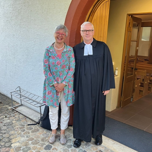 Katharina G und Pfarrer Torsten Amling vor der Kirche St Peter Oberdorf 1