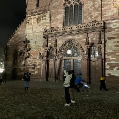 Platz mit Weihnachtsbau vor Basler Münster_web_November2025